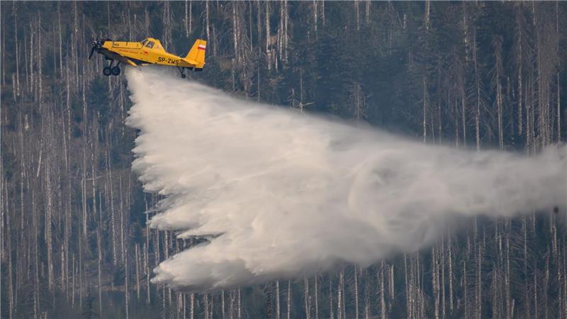 Vertrag für die beiden Maschinen wurde nicht verlängert Ein Löschflugzeug ist bei einem Waldbrand am Königsberg unterhalb vom Brocken im Harz im Einsatz. (zu dpa: «Bilder des Tages»)