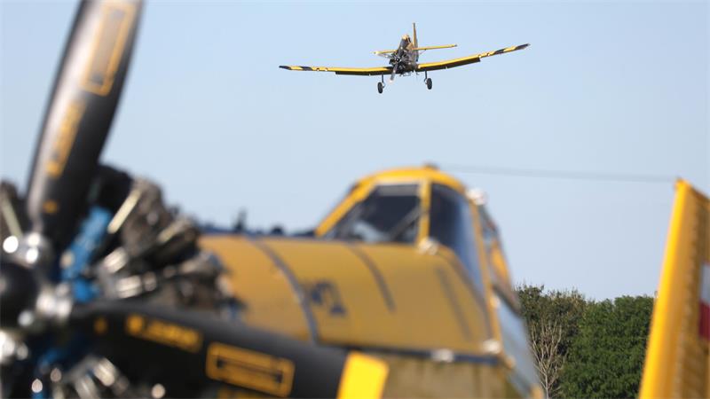 Ein Löschflugzeug landet am Flugplatz Ballenstedt neben dem Harzer Löschflugzeug Hexe 1. 