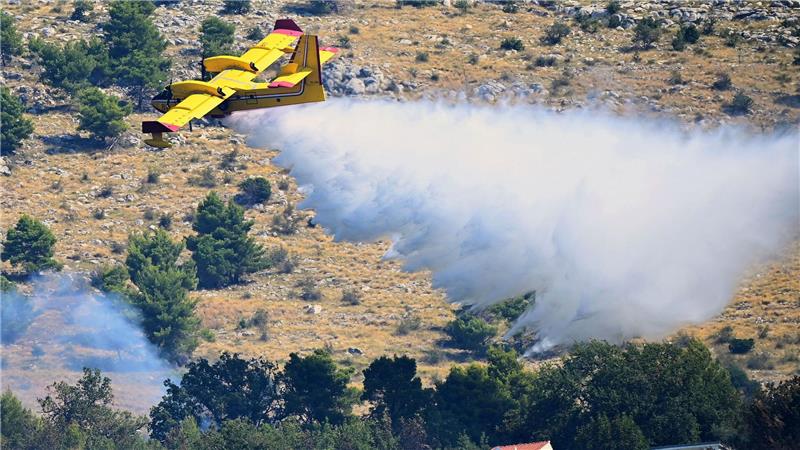 Bilder des Tages Ein Löschflugzeug löscht einen Flächenbrand in der Nähe von Split an der kroatischen Adria.