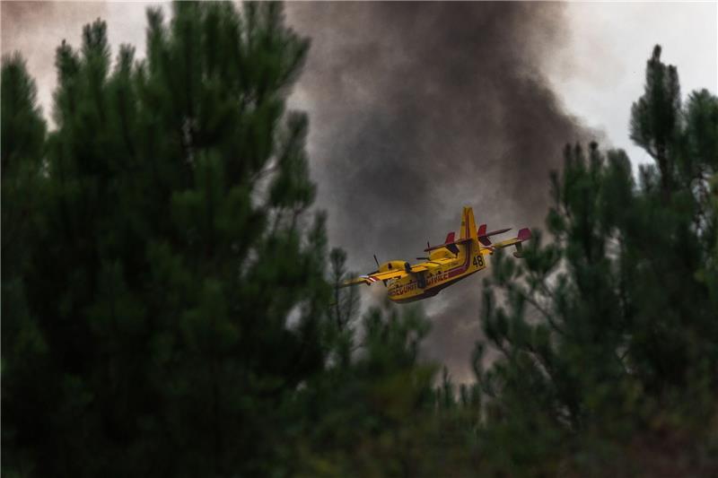 Frankreich: Waldwetterbericht zur Warnung vor Brandgefahr Ein Löschflugzeug überfliegt den Wald während eines Brandes in Frankreich.