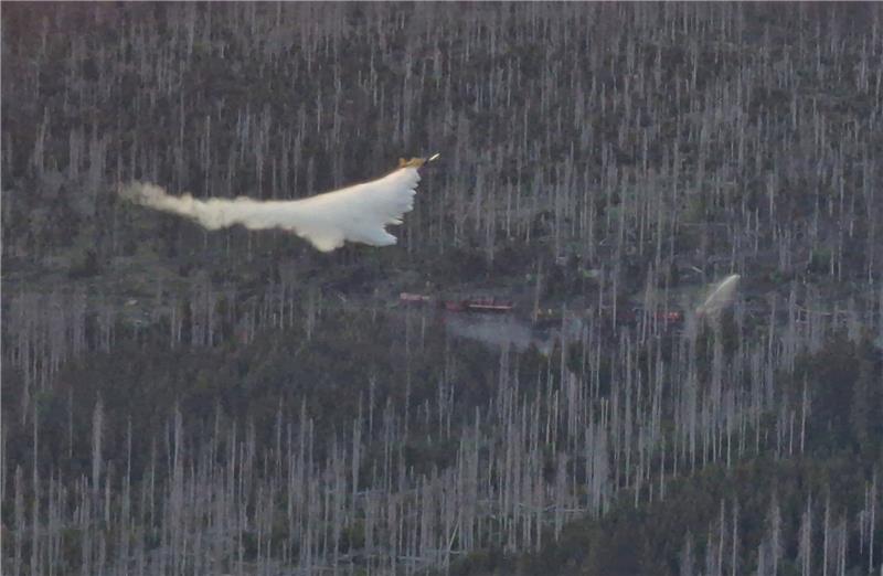 Ursachen für viele Waldbrände im Harz unbekannt Ein Löschflugzeug wirft über der Gegend am Brocken Löschwasser ab. Foto: picture alliance/dpa/dpa-Zentralbild | Cevin Dettlaff