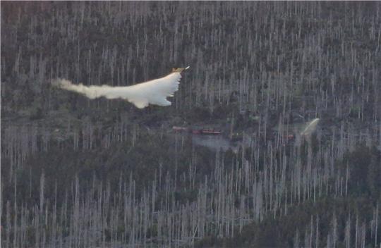 Ein Löschflugzeug wirft über der Gegend am Brocken Löschwasser ab. Foto: picture alliance/dpa/dpa-Zentralbild | Cevin Dettlaff