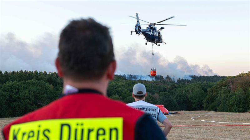 „Irgendwie die Heimat retten“ - Kampf gegen die Feuerwalze Ein Löschhubschrauber bekämpft am Donnerstagabend die Flammen des Waldbrandes Nahe Hürtgenwald.
