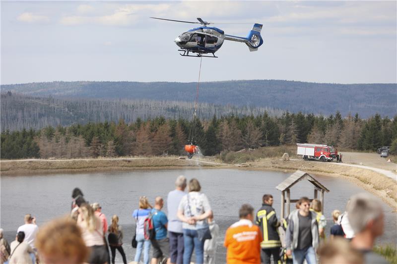 Brocken-Brand: Löschflugzeuge nach Harz-Einsatz zurück in Rom Ein Löschhubschrauber holt aus dem Wurmbergteich Löschwasser. Mit Löschhubschraubern wird das Feuer am Brocken bekämpft. Insgesamt 6 Löschhubschrauber sind im Einsatz. Foto: Bein, dpa