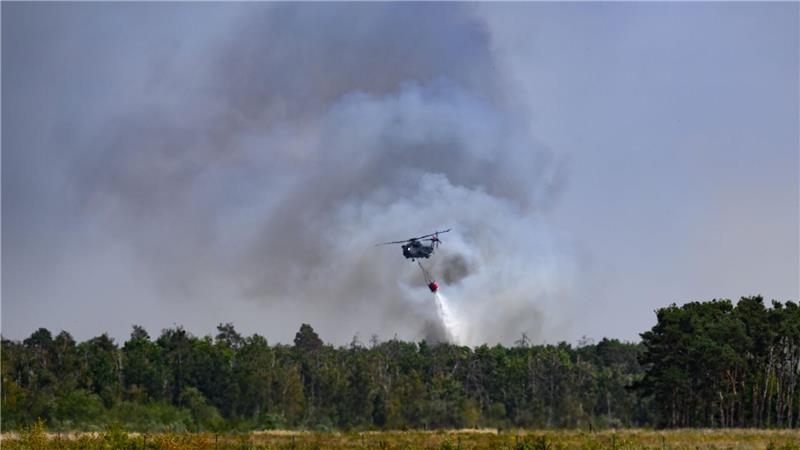 Leichte Entwarnung bei Waldbrand in Thüringen Ein Löschhubschrauber ist beim Waldbrand in der Gohrischheide im Einsatz.