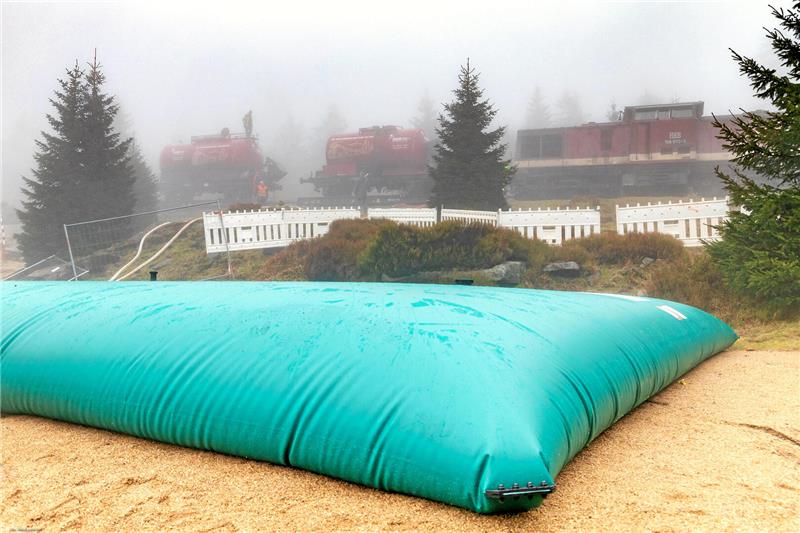 Ein großer Behälter mit Löschwasser.