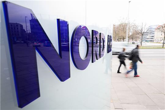 Ein Logo steht am Eingang der Norddeutschen Landesbank.