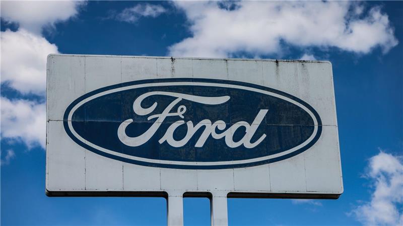 Ein Logo steht vor dem Ford Werk bei gutem Wetter - wirtschaftlich gesehen sind die Perspektiven des Ford-Autogeschäfts in Europa düster.