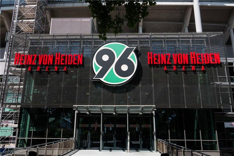 Hannover 96 verpflichtet 18-jährigen Torwart Wechsel Ein Logo von Hannover 96 hängt an der Heinz von Heiden Arena.