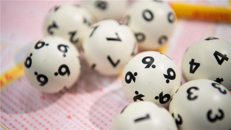 Freitag, der Dreizehnte: 13 erfreuliche Ereignisse Ein Lottospieler hatte Glück am Freitag, dem 13. (Symbolbild)