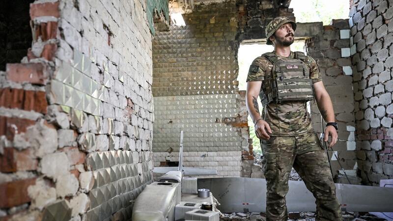 Krieg gegen die Ukraine: So ist die Lage Ein Luftaufklärer der 148. separaten Artilleriebrigade der ukrainischen Luftangriffstruppen steht neben einer zerlegten Drohne in der Region Donezk in der Ostukraine.