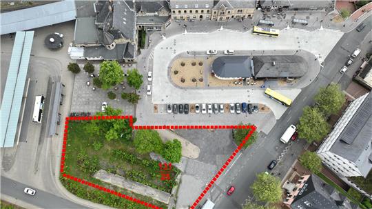 Ein Luftbild des Bahnhofsvorplatzes und des Nachbargrundstücks, das die Stadt an einen Investor verkaufen will.