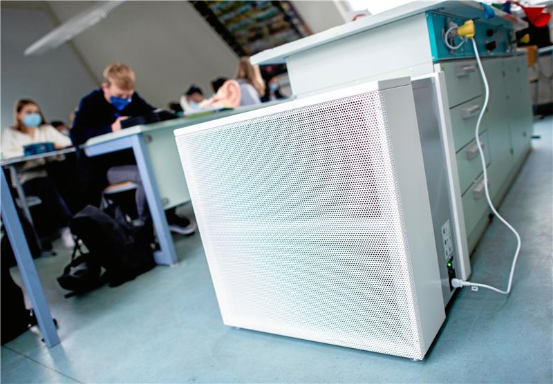 Ein Luftfiltergerät steht im Fachraum einer Schule. Symbolfoto: dpa