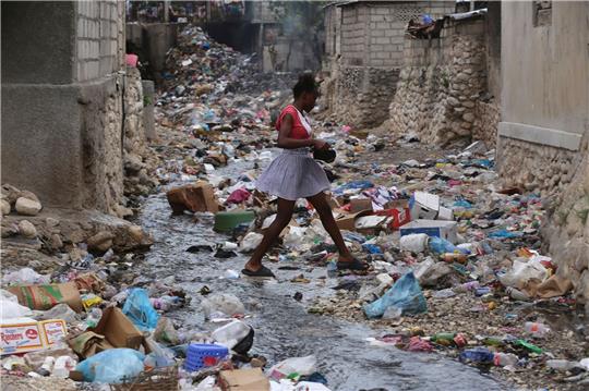 Ein Mädchen geht durch eine mit Müll gefüllte Häuserschlucht in Port-au-Prince. Bewaffnete Gruppen entführen dort zunehmend Kinder und Frauen - in den meisten Fällen zu finanziellen oder taktischen Zwecken.