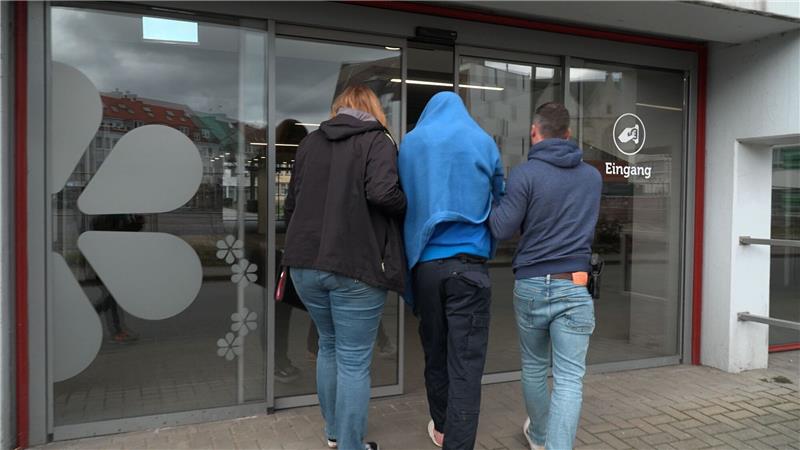 Ein Mann (M), der wegen eines Tötungsdeliktes unter Tatverdacht steht und am Morgen festgenommen wurde, wird der Haftrichterin vorgeführt.