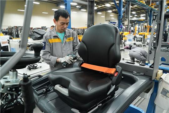 Ein Mann arbeitet an einer Produktionslinie der Jungheinrich AG im Qingpu-Distrikt der ostchinesischen Stadt Shanghai.