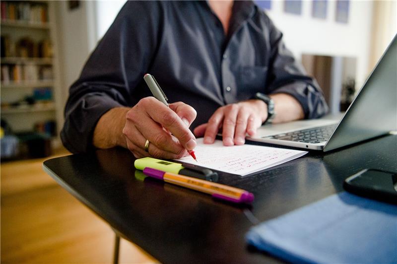 Studie: Homeoffice in vielen Firmen fest etabliert Ein Mann arbeitet im Homeoffice.
