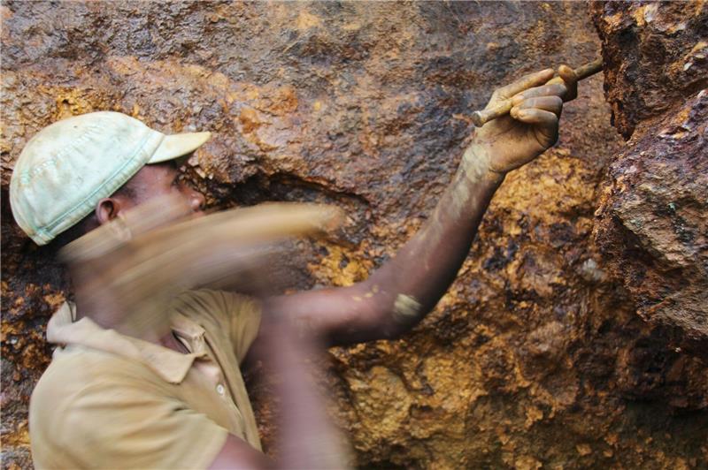 Lieferkettengesetz: Das kommt auf deutsche Unternehmen zu Ein Mann arbeitet in der Mine Zola Zola im Ostkongo auf der Suche nach Mineralien und Erzen. Zum Jahresbeginn tritt das deutsche Lieferkettengesetz in Kraft.