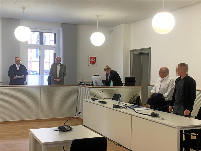 Zeuge verfolgt Parfüm-Dieb – der droht mit Messer Ein Mann aus Goslar (re.) wird im Landgericht Braunschweig wegen bewaffneten Diebstahls und Nötigung verurteilt. Foto: Klengel