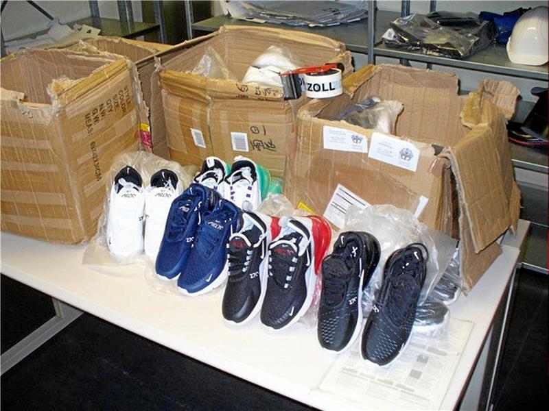 Ein Mann aus Goslar wollte vier große Pakete aus China abholen. Inhalt: 40 Paar Markenturnschuhe.  Foto: Zoll