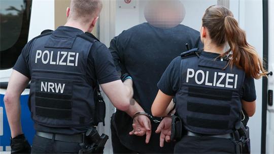 Ein Mann aus dem Umfeld der „Hells Angels“ wird in Duisburg abgeführt.