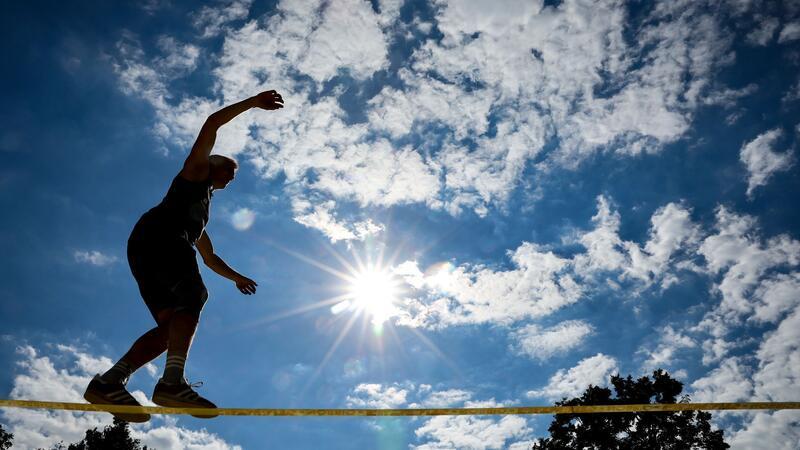 Ein Mann balanciert auf eine Slackline. (Foto:Archiv) Der Este Jaan Roose überquerte er als erster Mensch die Straße von Messina zwischen Sizilien und dem italienischen Festland auf einem Gummiband.