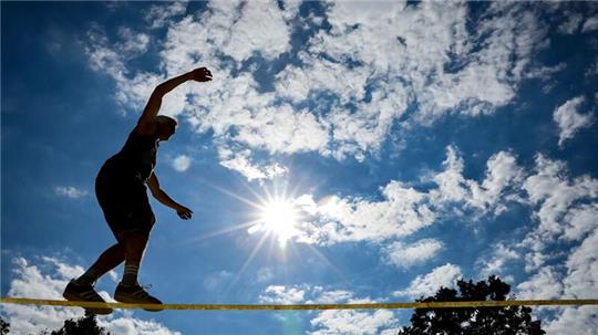 Ein Mann balanciert auf eine Slackline. (Foto:Archiv) Der Este Jaan Roose überquerte er als erster Mensch die Straße von Messina zwischen Sizilien und dem italienischen Festland auf einem Gummiband.