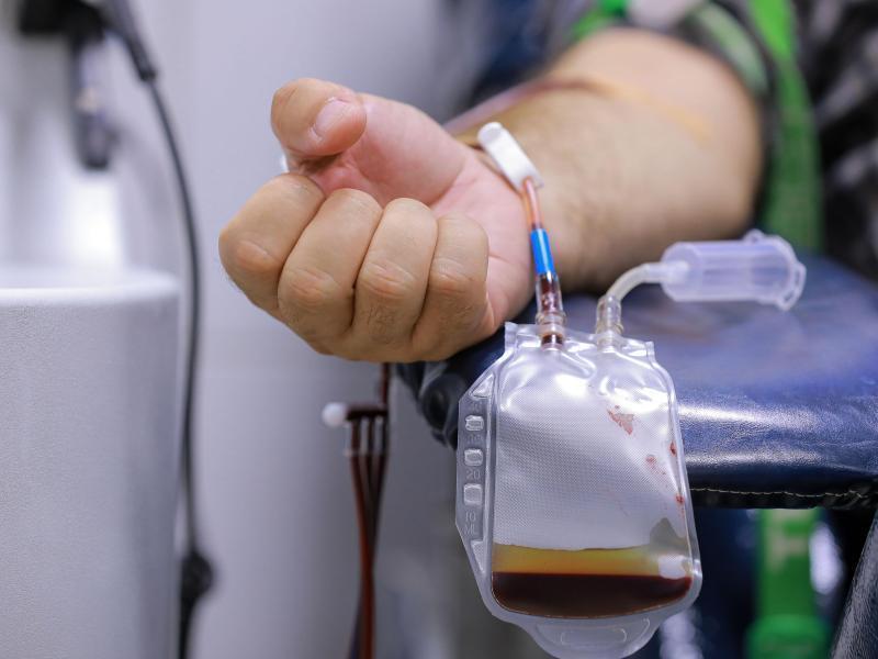 Ein Mann bei der Blutspende. (Archivbild). Foto: Ameer Al Mohammedaw/dpa/dpa-tmn