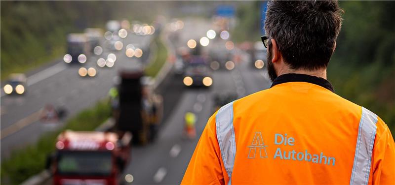 Autobahn GmbH Nord informiert über Bauvorhaben 2024 Ein Mann beobachtet Arbeiten auf einer Autobahn.