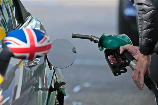 Ein Mann betankt ein Auto an einer Londoner Tankstelle. Die wirtschaftliche Lage ist im Land so mies wie lange nicht mehr.