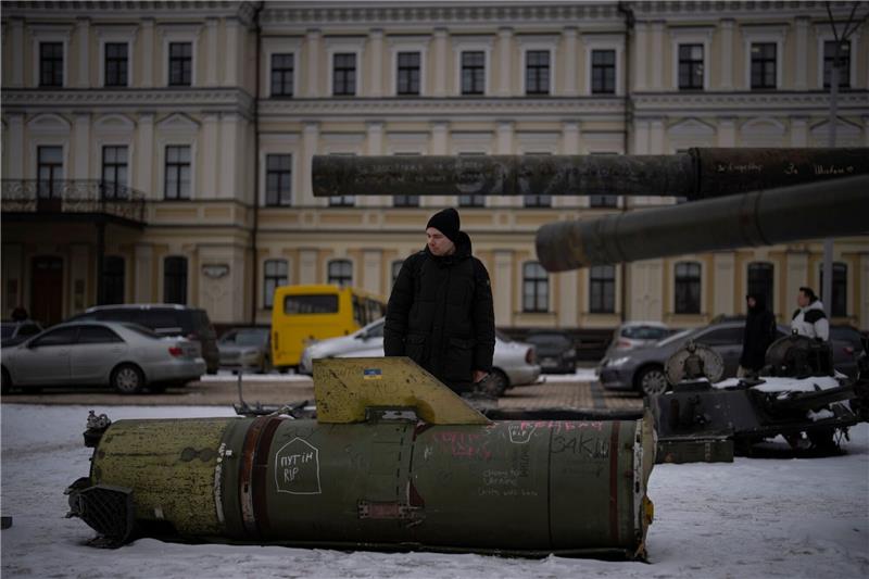 Krieg gegen die Ukraine: So ist die Lage Ein Mann betrachtet in Kiew die Überreste einer nach ukrainischen Angaben russischen Rakete.