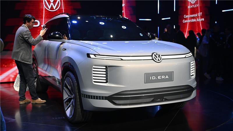 Ein Mann betrachtet in Shanghai den Volkswagen ID.Era, ein seriennahes Showcar, das auf der diesjährigen Messe Auto Shanghai vorgestellt wird. 