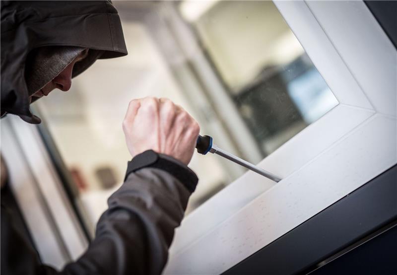Faktencheck: Längere Dunkelheit - mehr Einbrüche? Ein Mann demonstriert in einer polizeilichen Beratungsstelle, wie Einbrecher Fenster aufhebeln. (Illustration)