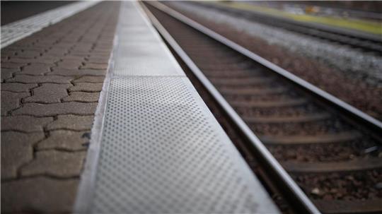 Ein Mann flüchtet in Osnabrück vor zwei Angreifern ins Gleisbett. (Symbolbild)