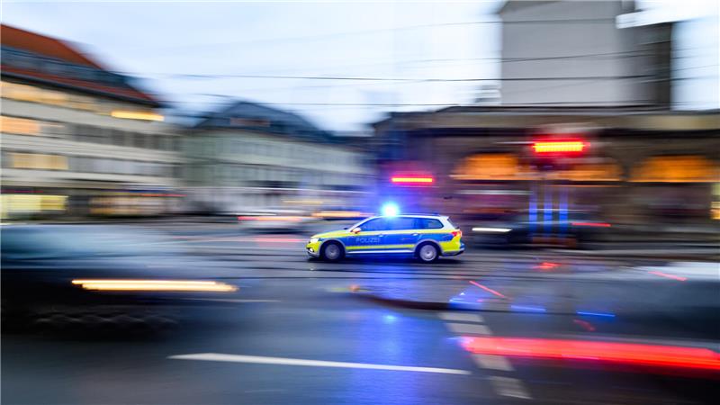 Verfolgungsjagd ohne Helm: Motorradfahrer mit Kleinkind flüchtet Ein Mann fuhr in Bad Harzburg auf einem Motorrad ohne Helm und hatte ein kleines Kind als Mitfahrer. Er versuchte vor der Polizei zu fliehen.