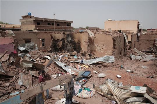 Ein Mann geht an einem Haus in Khartum vorbei, das bei den Kämpfen im Sudan getroffen wurde.