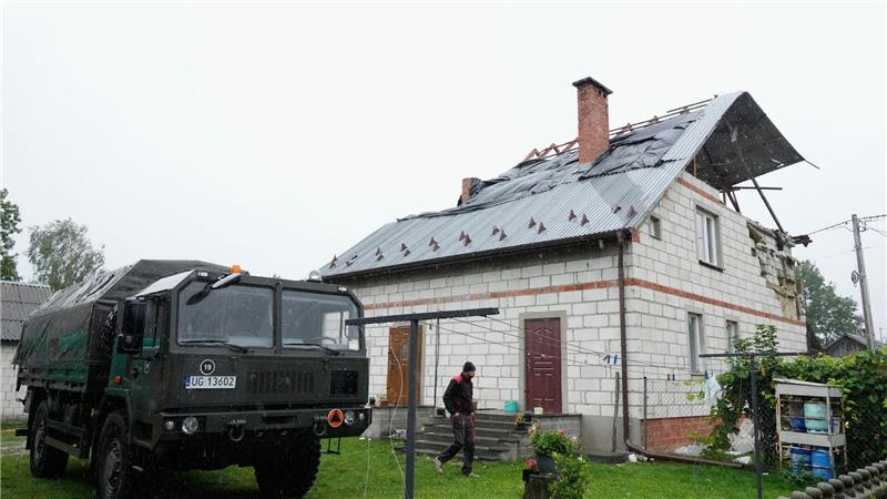 Polen und Rumänien in Alarmbereitschaft wegen Drohnen Ein Mann geht an einem beschädigten Haus vorbei, nachdem russische Drohnen den polnischen Luftraum verletzt haben. (Archivbild)