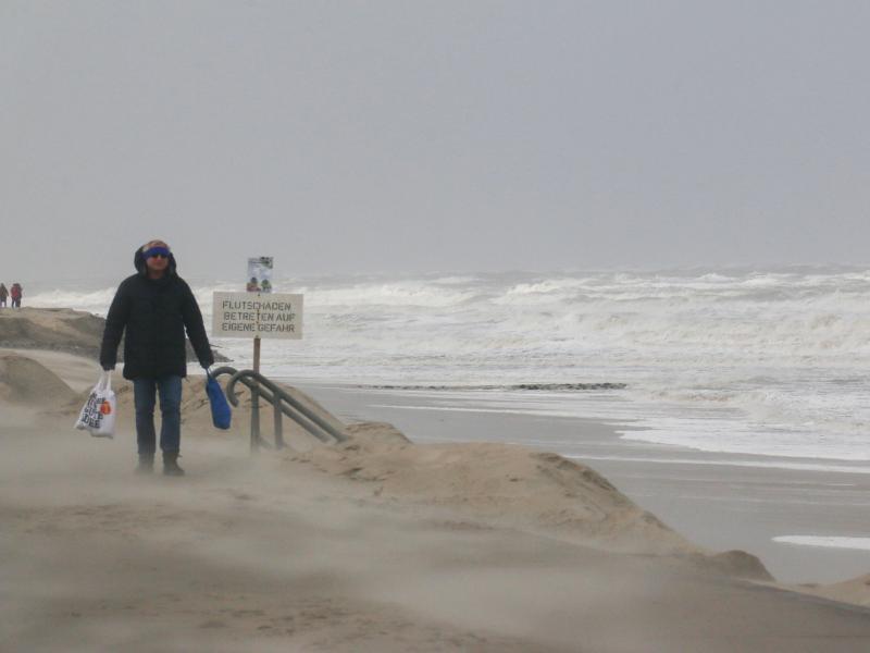 Ein Mann geht den Strandweg auf der Insel Wangerooge entlang. Foto: Peter Kuchenbuch-Hanken/dpa/Archivbild