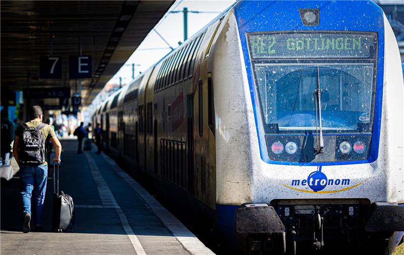 Verkehrsgesellschaft unzufrieden mit Regionalverkehr Ein Mann geht einen Bahnsteig im Hauptbahnhof entlang.