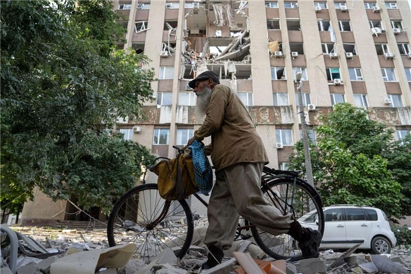 Krieg gegen die Ukraine: So ist die Lage Ein Mann geht in Cherson an einem Gebäude vorbei, das durch einen Luftangriff schwer beschädigt wurde.