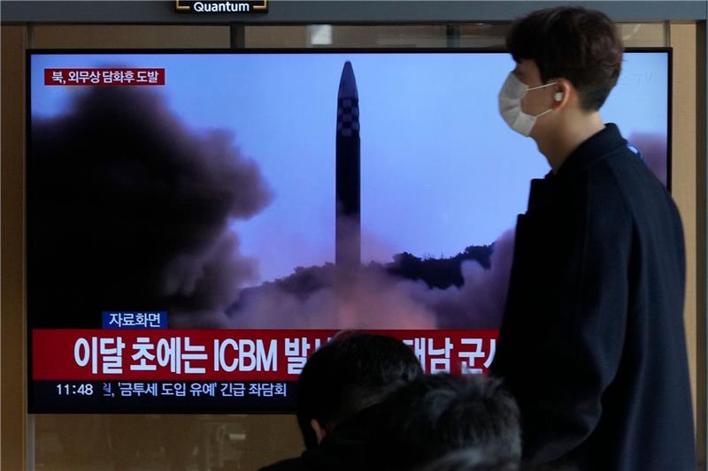 Nordkorea feuert Rakete ab - Dringlichkeitssitzung Ein Mann geht in Seoul an einem Monitor vorbei, auf dem eine Nachrichtensendung mit einem Archivbild über den neusten Raketentest Nordkoreas übertragen wird.
