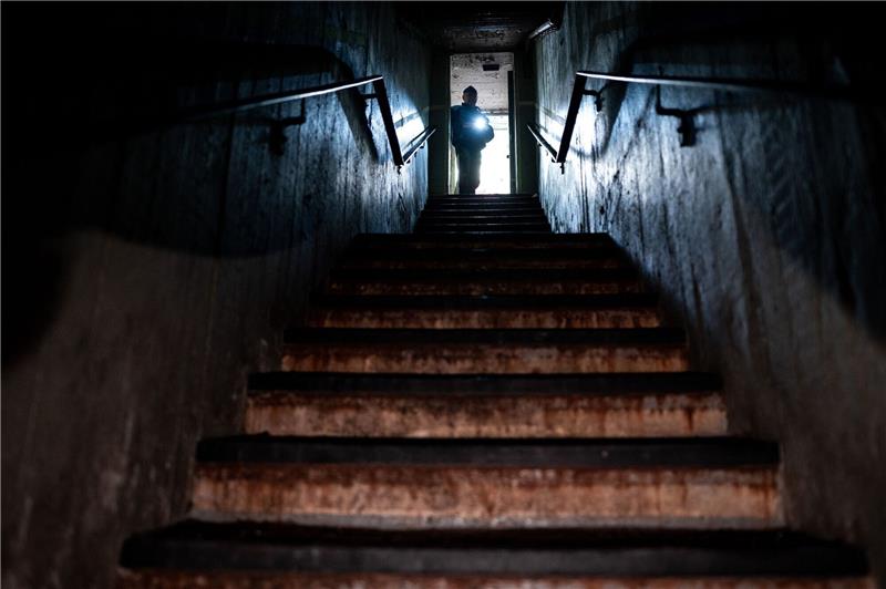 Übersicht zu deutschen Bunkern - mögliche Reaktivierung Ein Mann geht in einen früheren Atomschutzbunker aus den 1960er Jahrendie Treppen hinunter. (Archivbild)