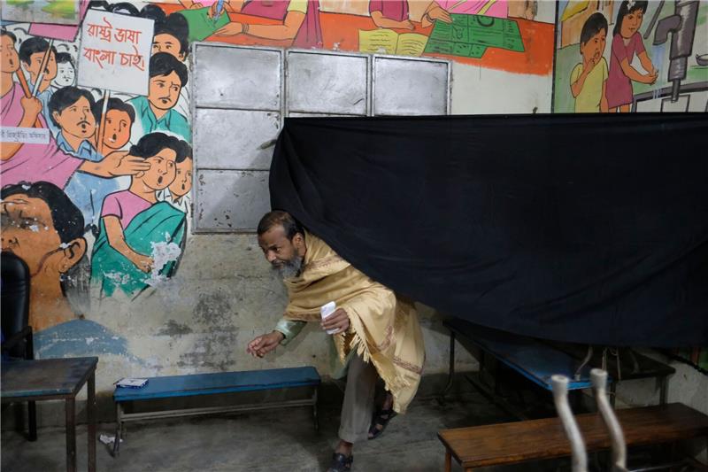 Gewalt überschattet Parlamentswahl in Bangladesch Ein Mann gibt in Dhaka seine Stimme ab.