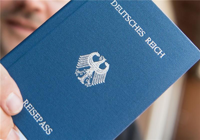 „Reichsbürger”-Verschwörung: Drei galten als Gefährder Ein Mann hält ein Heft mit dem Aufdruck «Deutsches Reich Reisepass» in der Hand. Sogenannte Reichsbürger leugnen die Existenz der Bundesrepublik Deutschland.