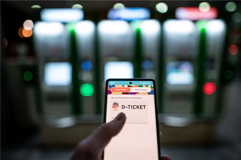 Wegen Cyberangriff: 49-Ticket verspätet beim GVH buchbar Ein Mann hält ein Mobiltelefon, auf dem das „D-Ticket“ gekauft werden kann.