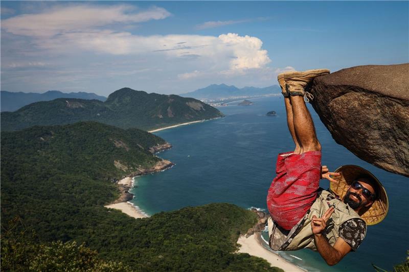 Zum Sterben schöne Fotos? Gefährliche Selfie-Hotspots Ein Mann hängt für ein Bild an dem Felsen «Pedra do Telegrafo» bei Rio de Janeiro.