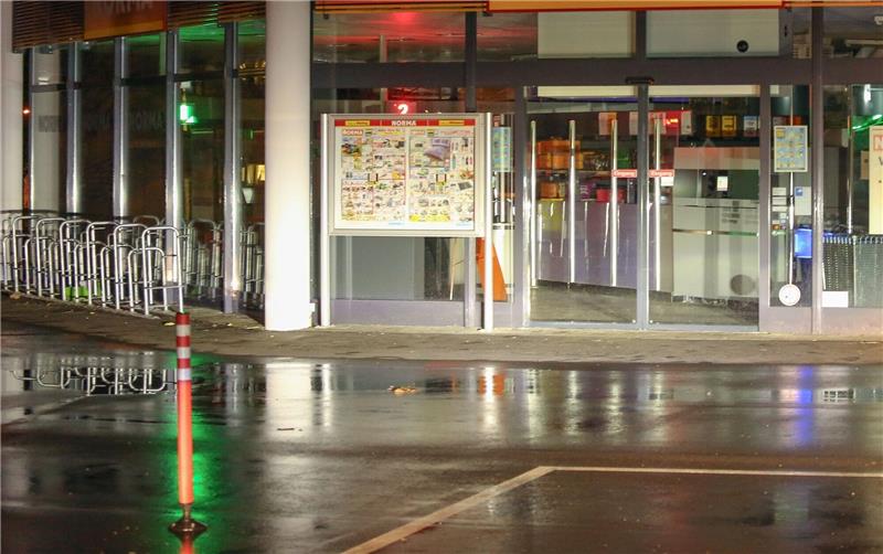Tatort Supermarkt: Mann sticht auf Vierjährige ein Ein Mann hat eine Vierjährige in einem Supermarkt mit einem Messer angegriffen.
