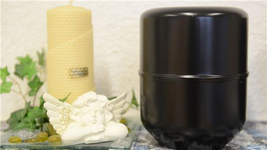 Ein Mann hat für die Rückgabe von mehr als 30 Urnen Lösegeld gefordert. (Symbolbild)