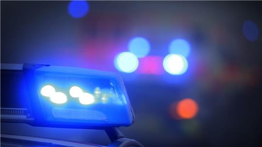 Ein Mann hat in einer Flüchtlingsunterkunft Polizisten mit einer großen Glasscherbe bedroht. (Symbolbild)