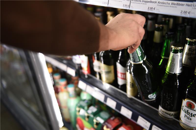 Brauer: Höhere Bierpreise unvermeidbar Ein Mann holt eine Flasche Bier aus einem Kühlschrank in einem Kiosk. Foto: Sven Braun/DPA